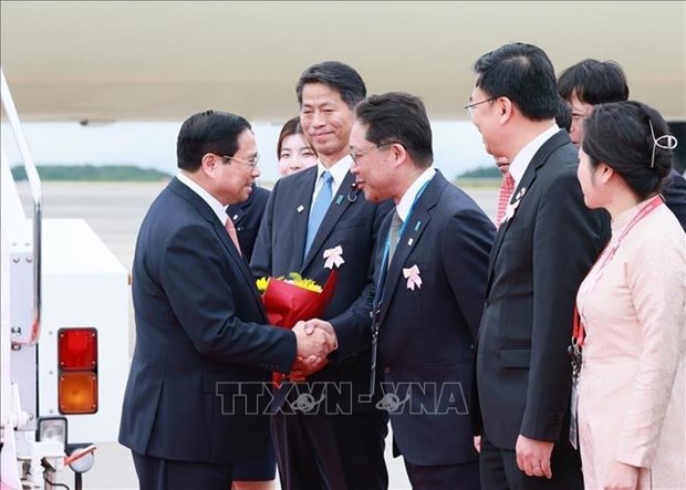 PM arrives in Hiroshima, beginning trip to attend expanded G7 Summit and visit to Japan hinh anh 1