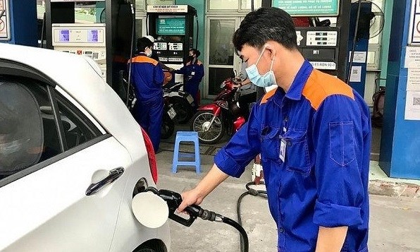 Petrol prices rise under latest adjustment hinh anh 1
