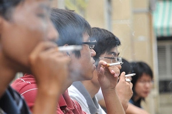 Vietnam among countries with highest male smoking rates: official hinh anh 1