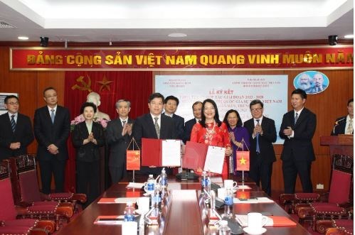 Vietnamese, Chinese publishing houses sign deals hinh anh 1