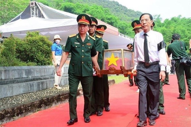 Reburial held in Thanh Hoa for remains of martyrs repatriated from Laos hinh anh 1