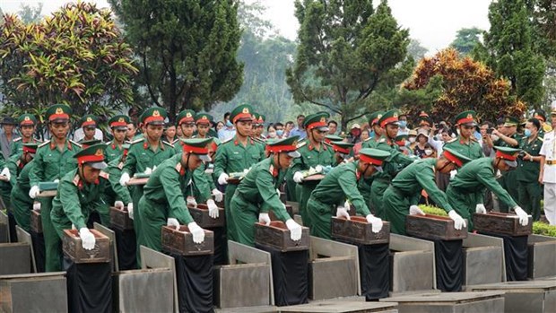 More Vietnamese volunteer soldiers’ remains repatriated from Cambodia hinh anh 2