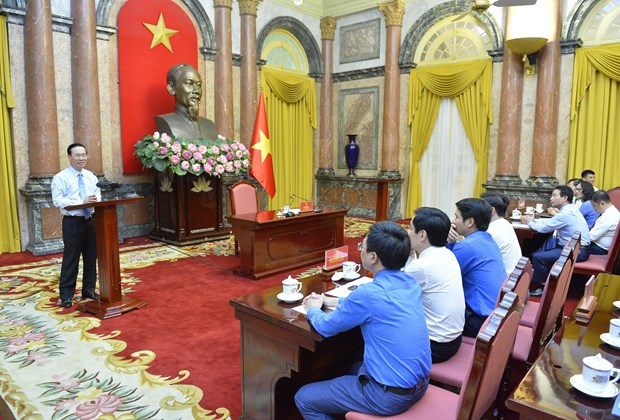 State leader meets youth exemplars in following President Ho’s teachings hinh anh 2