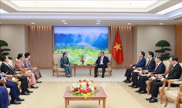 Vietnam gives top priority to ties with Cambodia: PM hinh anh 2