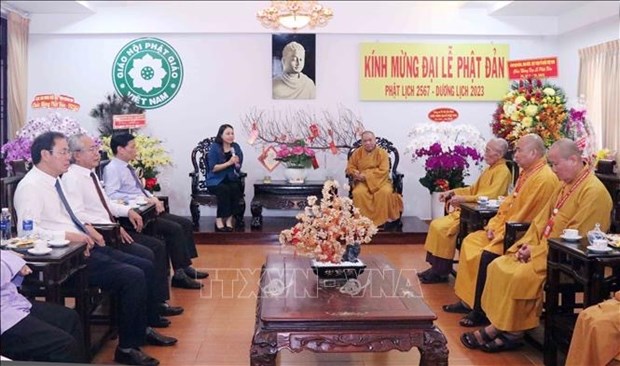Vesak Day 2023: VFF leader visits Buddhist establishments hinh anh 1