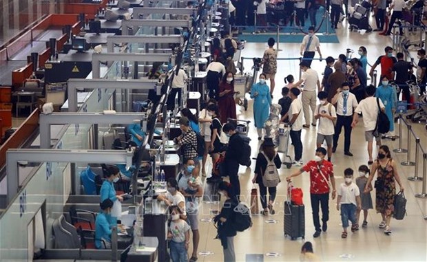 Air passenger volume soars during first five months hinh anh 1