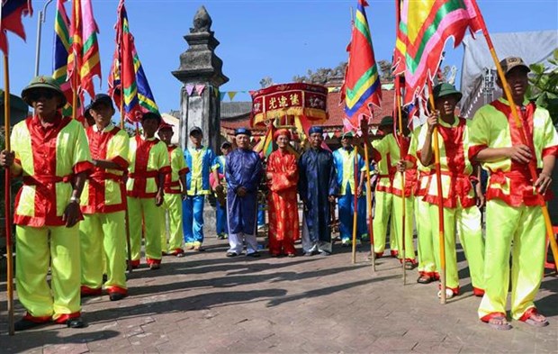 Whale worshipping festival held in Ha Tinh province hinh anh 1