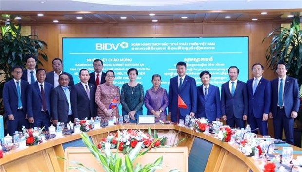 Cambodian official visits headquarters of Vietnamese bank hinh anh 1