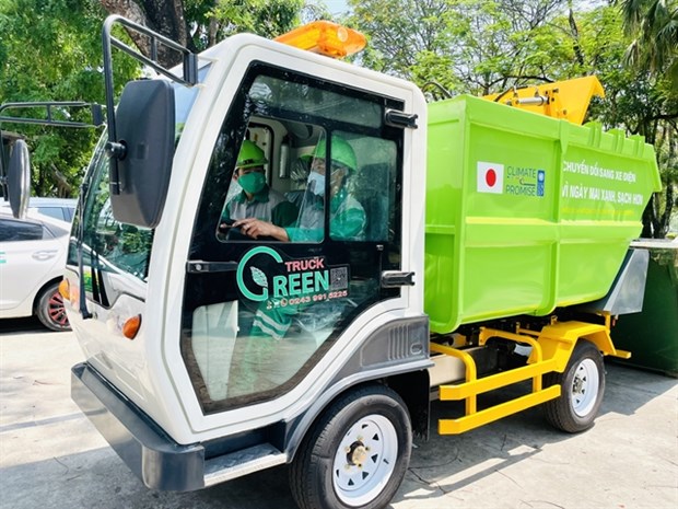 Hue pilots electric trucks for waste collection hinh anh 1