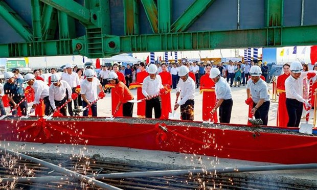 Phase 2 completes as main sections of Vinh Tuy Bridge 2 joined hinh anh 2