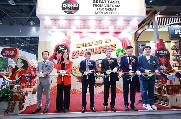 Vietnamese firms participate in biggest food exhibition in RoK hinh anh 1