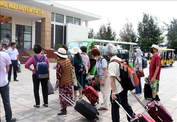 Vietnam hits peak time for domestic tourism hinh anh 1