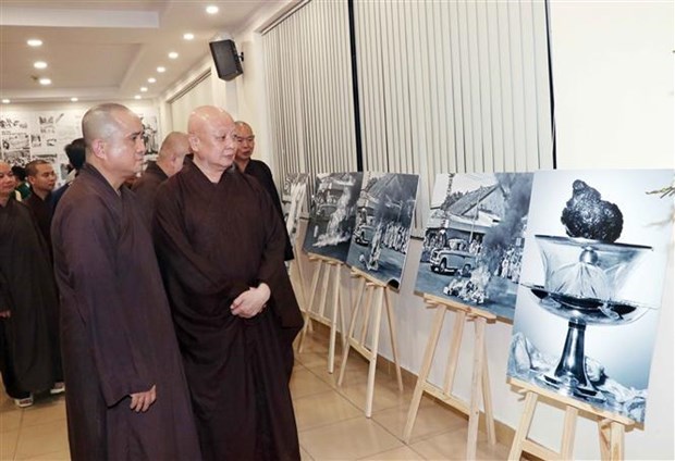 Exhibition showcases press materials on Buddhism hinh anh 1