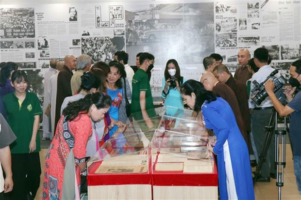 Exhibition showcases press materials on Buddhism hinh anh 2