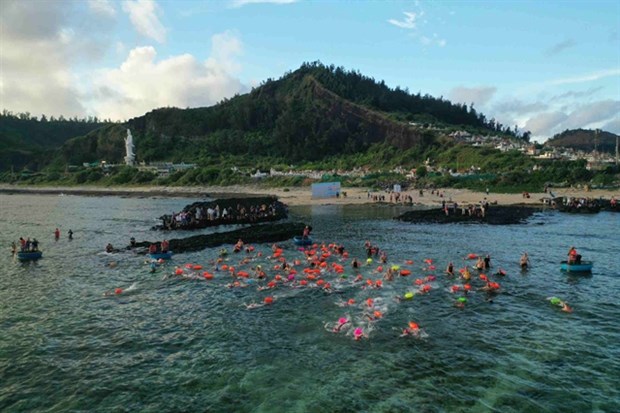 Ly Son island swimming event successful, to become annual tourism product hinh anh 1