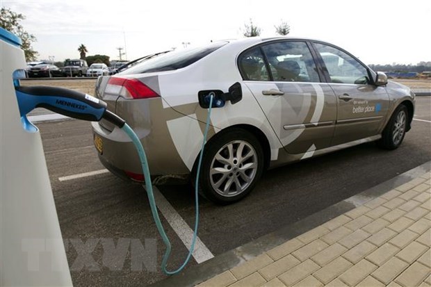 Deputy PM stresses need to encourage use of electric vehicles hinh anh 1