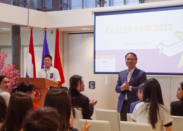 Vietnamese students in Netherlands hold career fair hinh anh 1