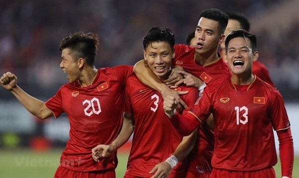 Thirty three football players summoned for FIFA Days hinh anh 1