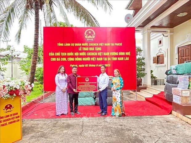 NA Chairman's gifts presented to Vietnamese in four southern provinces of Laos hinh anh 1