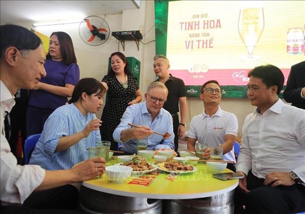 Australian PM savours Vietnamese foods, drinks locally brewed beer hinh anh 8