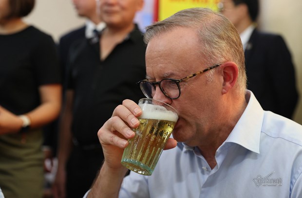 Australian PM savours Vietnamese foods, drinks locally brewed beer hinh anh 7