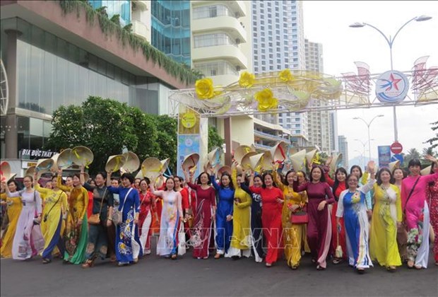 Khanh Hoa sea festival: Over 6,000 join Ao dai parade hinh anh 1