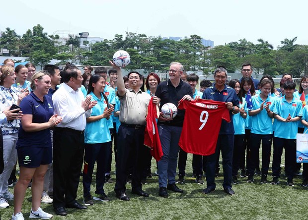 PMs join in exchange with female footballers of Vietnam, Australia hinh anh 1