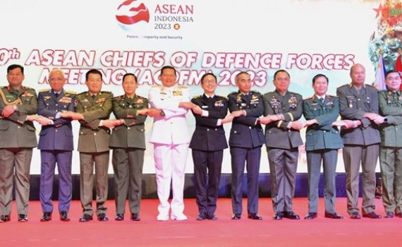 Vietnam shows responsible engagement at ASEAN Chiefs of Defence Forces Meeting hinh anh 1