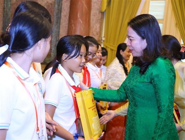 Vice President meets with delegates to Sunflower Summer Camp hinh anh 2