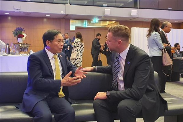 Vietnam looks to reinforce ties with UK, Hong Kong, Lithuania hinh anh 3