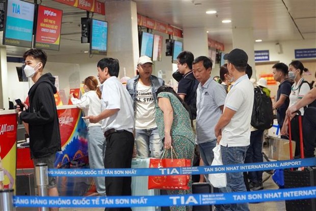 Tan Son Nhat Airport prepares for summer peak season hinh anh 2