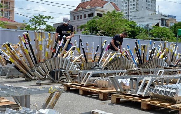 French, Canadian teams preparing for firework performance on June 10 hinh anh 1