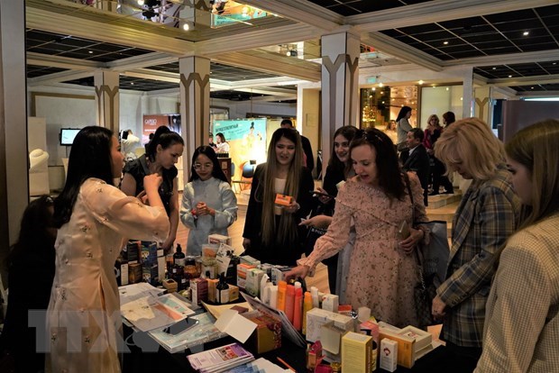 Vietnamese firms explore beauty industry of Russia hinh anh 1