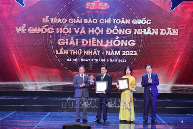 First Dien Hong Awards honours 67 works hinh anh 1
