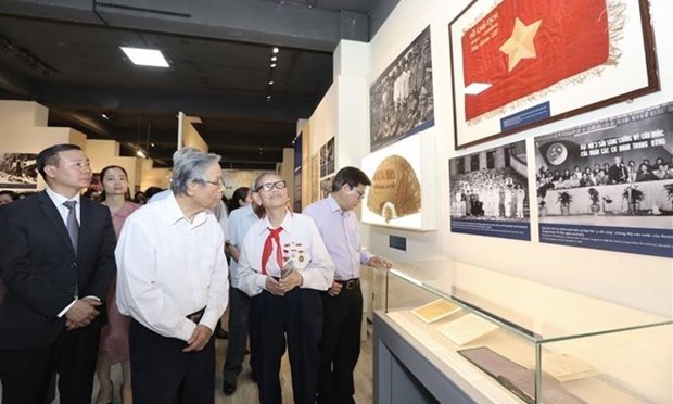 Exhibition highlights patriotic emulation movements through periods hinh anh 1