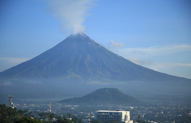 Philippines evacuates thousands amid volcano eruption threats hinh anh 1