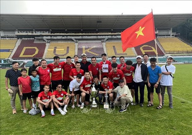 Vietnamský tým obhajuje prvenství v Senátu ČR ve fotbale Hinh Anh 1
