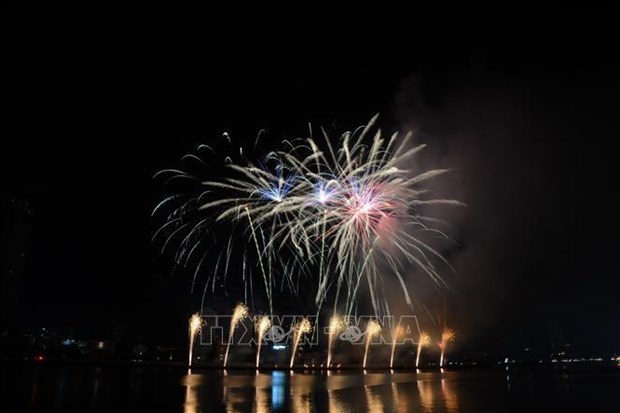 French, Canadian teams compete at Da Nang Fireworks festival hinh anh 2
