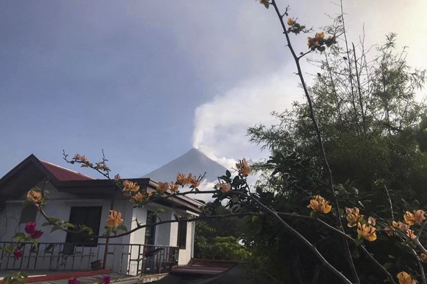 Philippines warns health concerns as volcano spews ash hinh anh 1