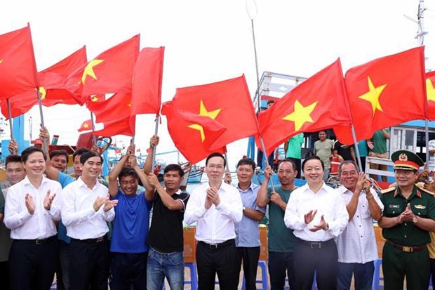 President pays working trip to Phu Quy island district hinh anh 1