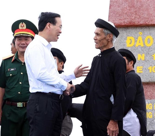 President pays working trip to Phu Quy island district hinh anh 2