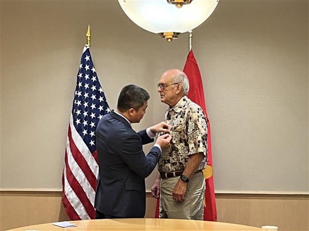 VUFO's insignias presented to US friends hinh anh 2
