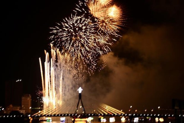 Australia, Italy wow spectators at fireworks fest in Da Nang hinh anh 1