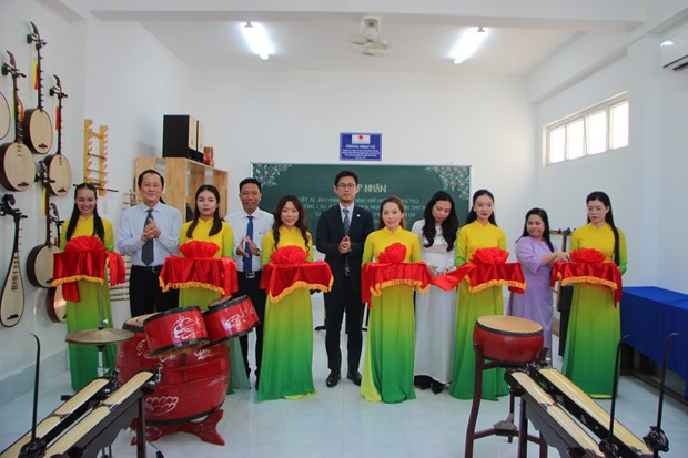 Japan offers musical instrument aid package to Can Tho school hinh anh 1