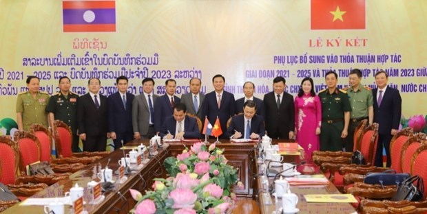 Vietnamese, Lao provinces augment all-round relations hinh anh 1
