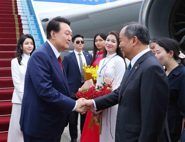 RoK President arrives in Hanoi, starting State visit to Vietnam hinh anh 2