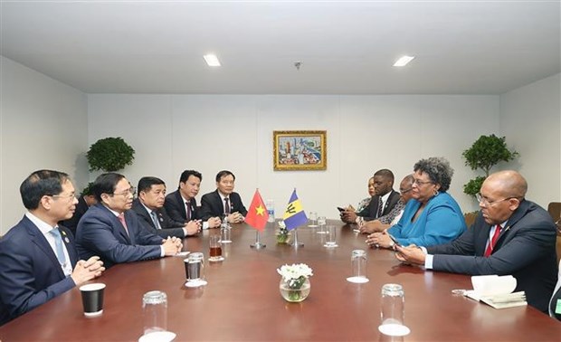 Prime Minister meets Barbadian, Mongolian counterparts in Tianjin hinh anh 1