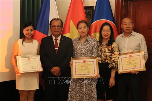 Individuals commended for preserving Vietnamese language in Czech Republic hinh anh 1