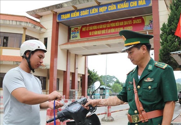 QR codes used to manage people traversing Chi Ma border gate hinh anh 1