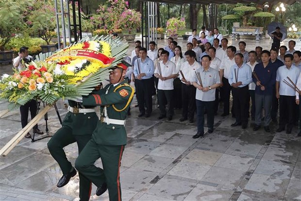 NA Chairman tribute to martyrs in Quang Tri hinh anh 1